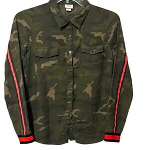 DAYTRIP LONG SLV BUTTON CAMO SHIRT, WOMENS, M, DARK GREEN CAMO PRINT, RED STRIPE